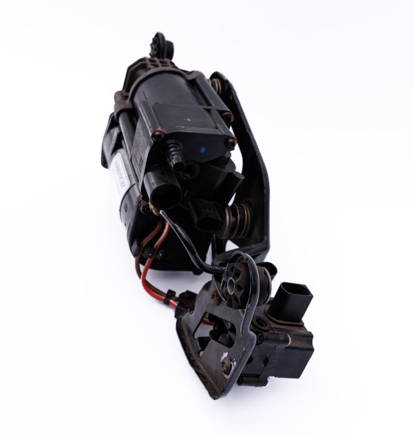 Компрессор пневмоподвески BMW X5 (F15, F85),  X6 (F16, F86) Компрессор пневмоподвески BMW X5 (F15, F85),  X6 (F16, F86)